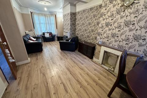 4 bedroom terraced house to rent, Regina Road, Southall, Greater London, UB2