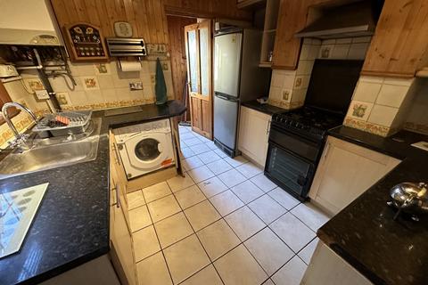 4 bedroom terraced house to rent, Regina Road, Southall, Greater London, UB2