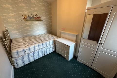 4 bedroom terraced house to rent, Regina Road, Southall, Greater London, UB2