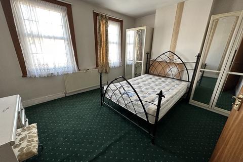 4 bedroom terraced house to rent, Regina Road, Southall, Greater London, UB2