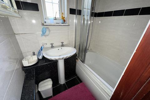 4 bedroom terraced house to rent, Regina Road, Southall, Greater London, UB2
