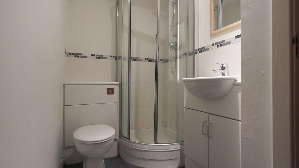 Ensuite to Bed 1