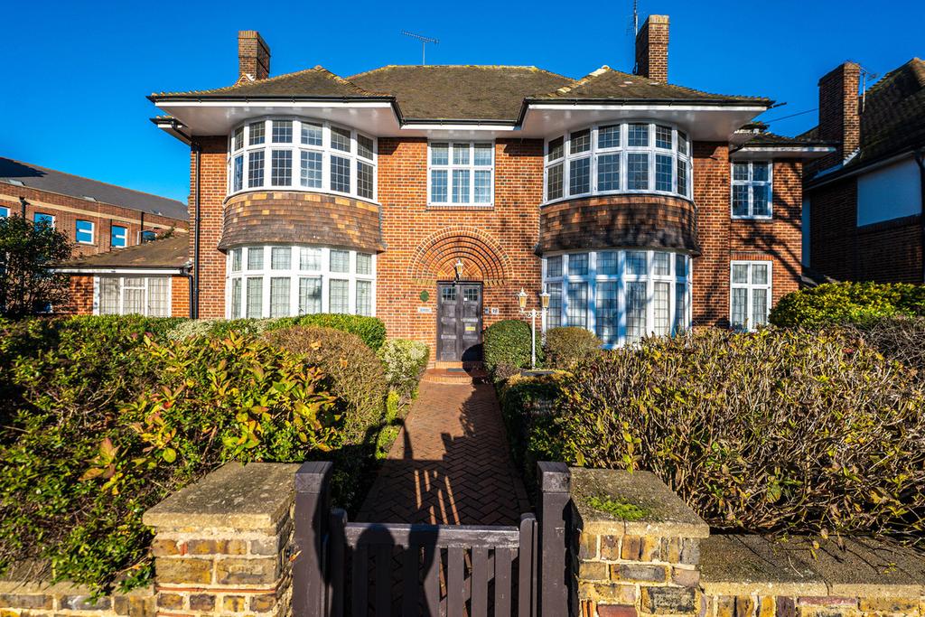 St. Vincents Road, Westcliffonsea, SS0 3 bed apartment £1,200 pcm