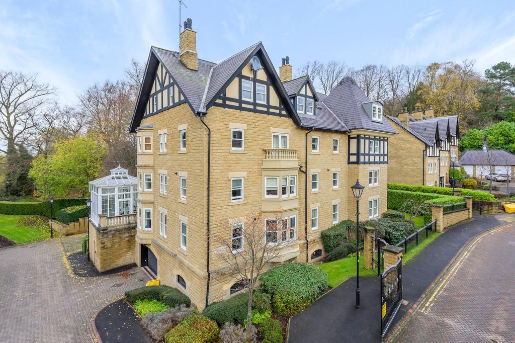 Portland Crescent, Harrogate, HG1 2 bed apartment £240,000