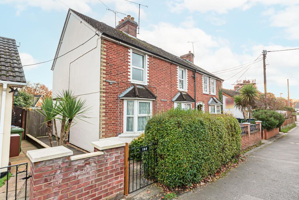 Blackwater, Surrey 2 bed semidetached house to rent £1,400 pcm (£323 pw)