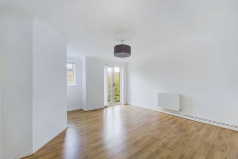 2 bedroom flat to rent, £1500 VALLEY ROAD, KENLEY