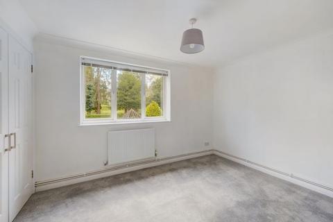 2 bedroom flat to rent, £1500 VALLEY ROAD, KENLEY