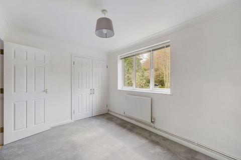 2 bedroom flat to rent, £1500 VALLEY ROAD, KENLEY