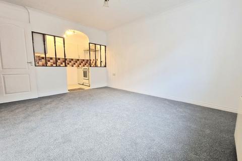 1 bedroom apartment to rent, Ashley Court, York Mews, Alton