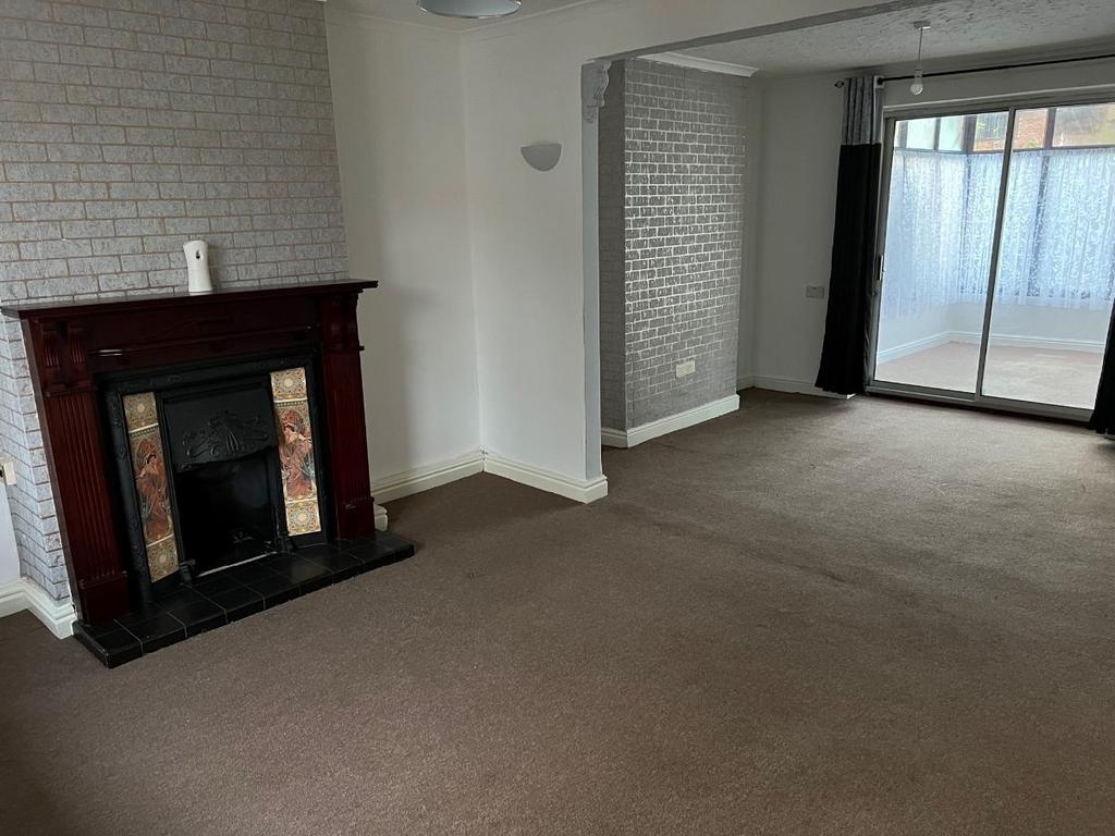 Griffiths Drive, Wednesfield WV11 3 bed semidetached house £800 pcm