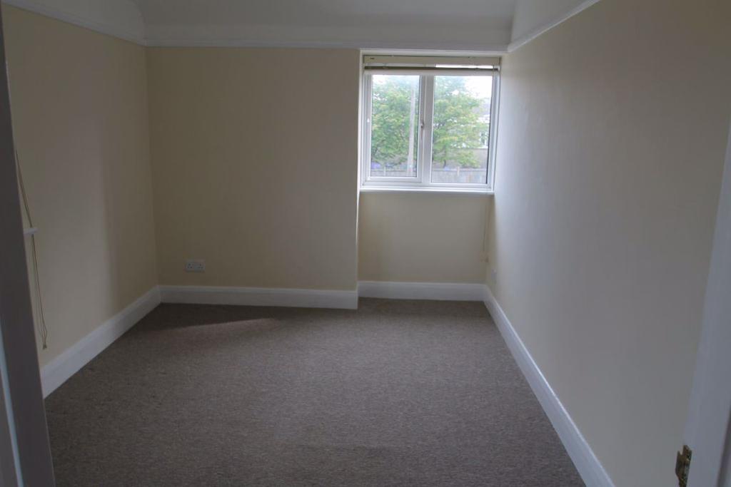 Hawkinge Kent 3 bed flat £950 pcm (£219 pw)