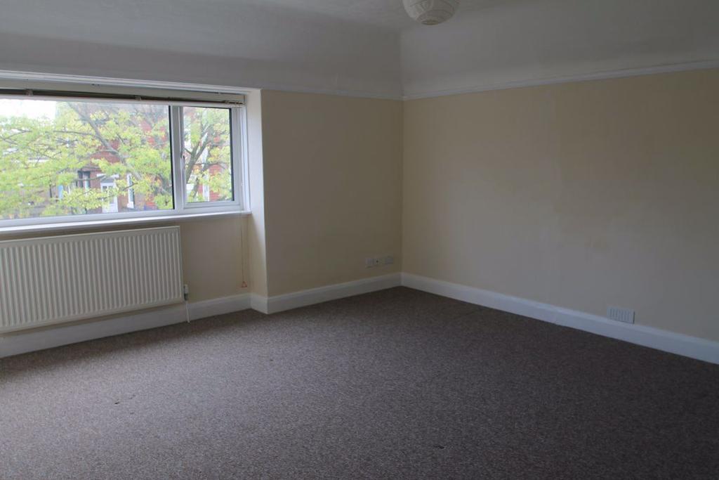 Hawkinge Kent 3 bed flat £950 pcm (£219 pw)
