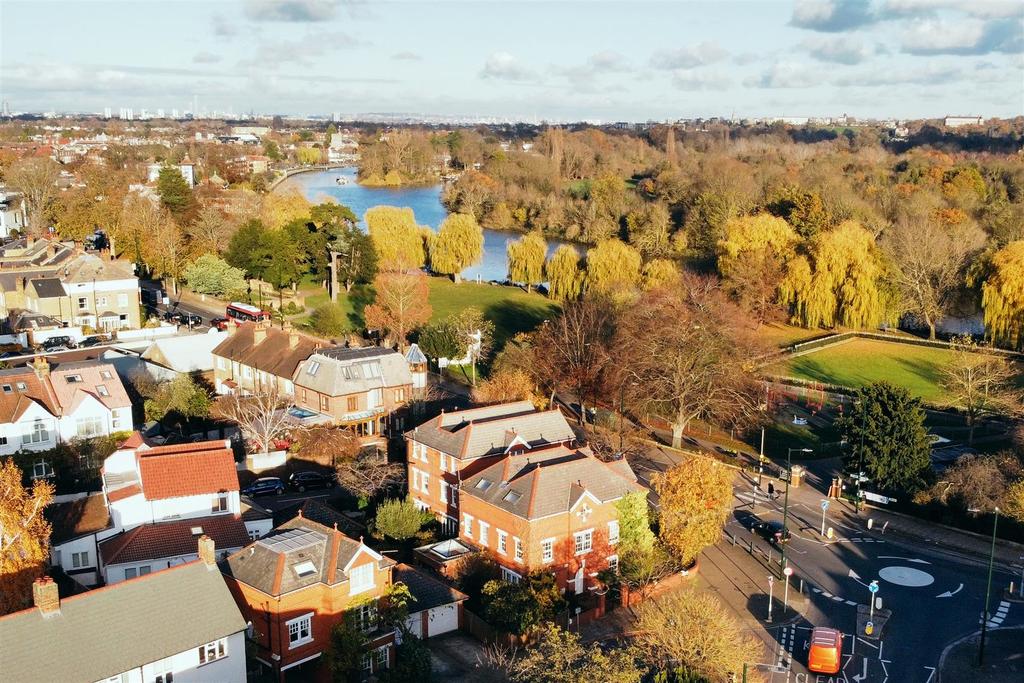 Cross Deep, Twickenham, TW1 3 bed detached house £3,500 pcm (£808 pw)