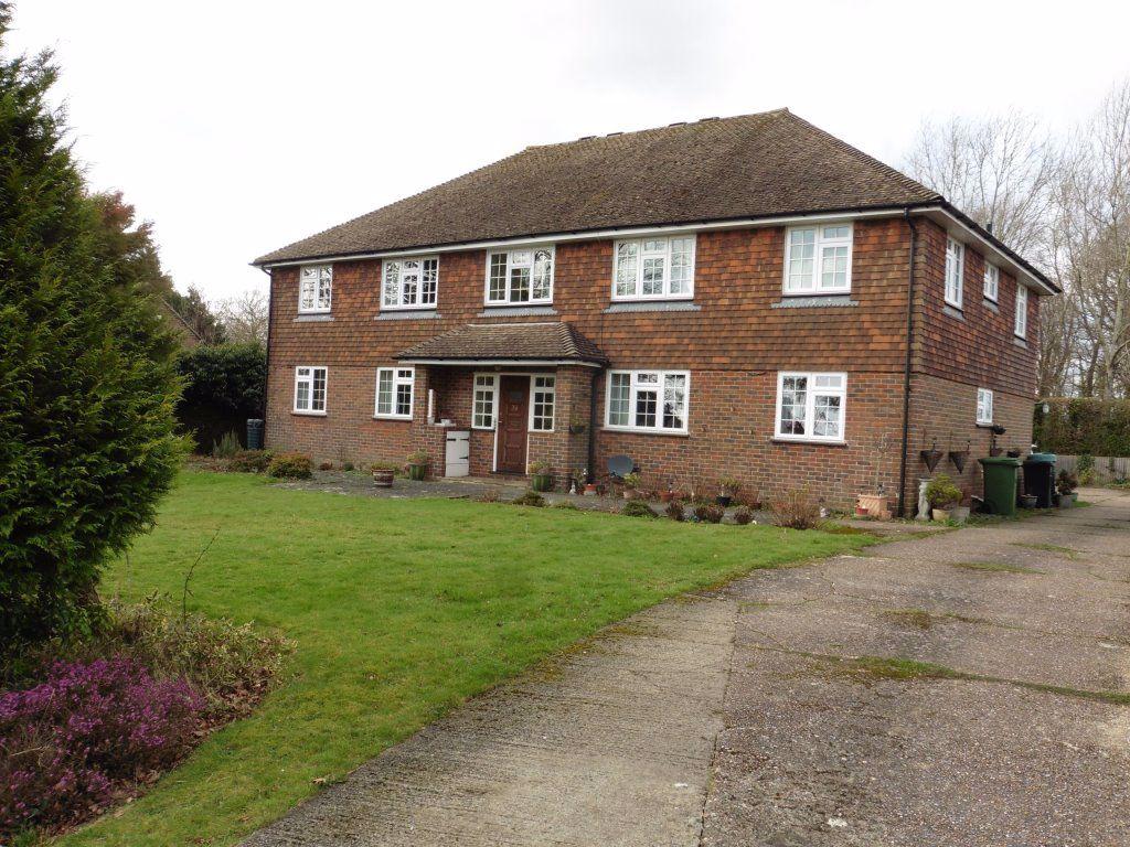 North Trade Road, Battle, East Sussex 2 bed flat £925 pcm (£213 pw)