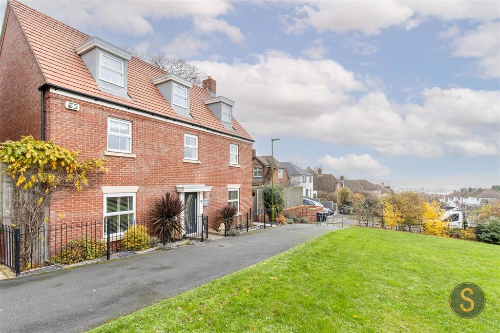 Shearwater Rd 4 bed detached house £900,000