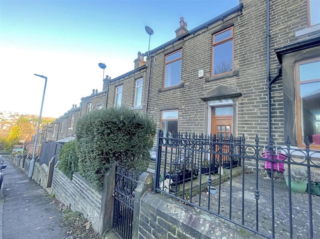 Hullen Edge Lane, Greetland 3 bed house £180,000