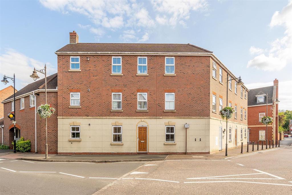 Dickens Heath Road, Solihull 2 bed apartment £165,000