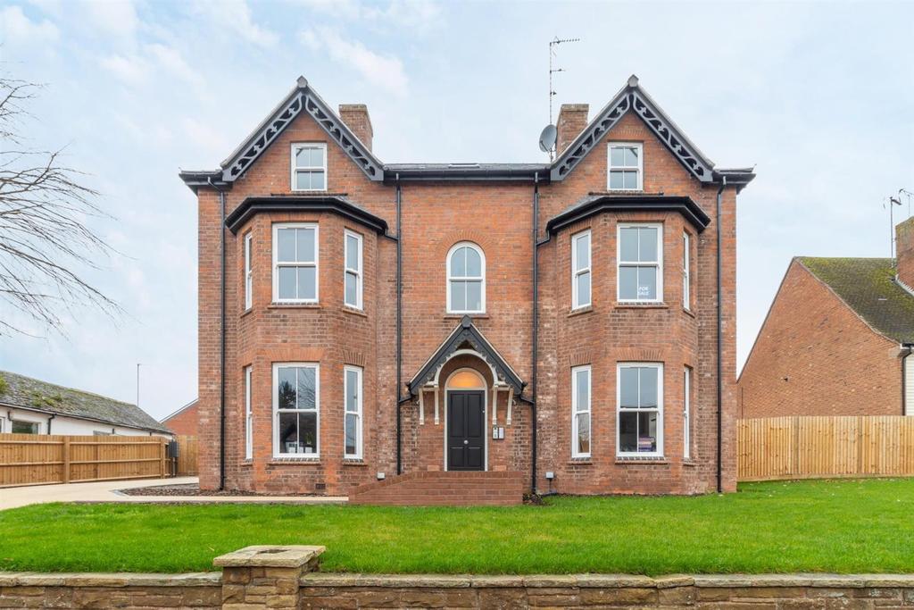 High Street, Henley In Arden 2 bed apartment £1,350 pcm (£312 pw)