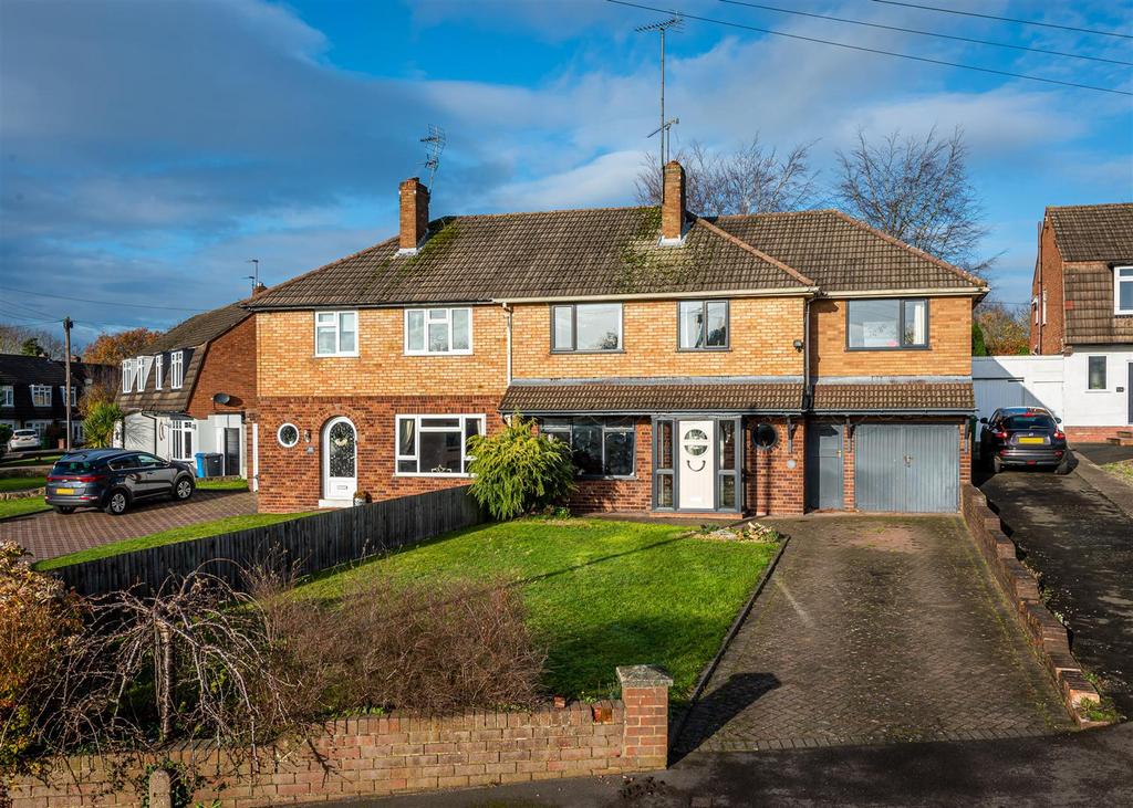 Planks Lane, Wombourne, Wolverhampton 4 bed semidetached house £305,000