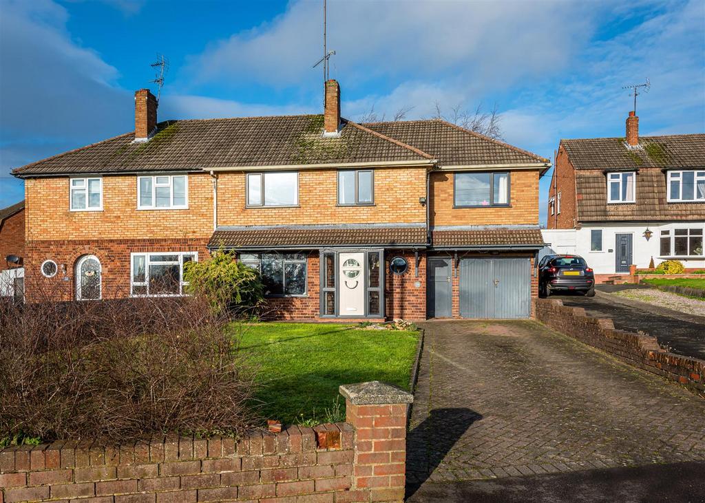 Planks Lane, Wombourne, Wolverhampton 4 bed semidetached house £305,000