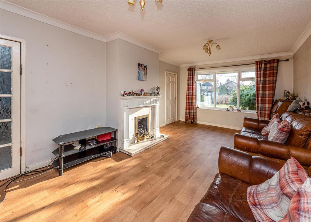 Planks Lane, Wombourne, Wolverhampton 4 bed semidetached house £305,000