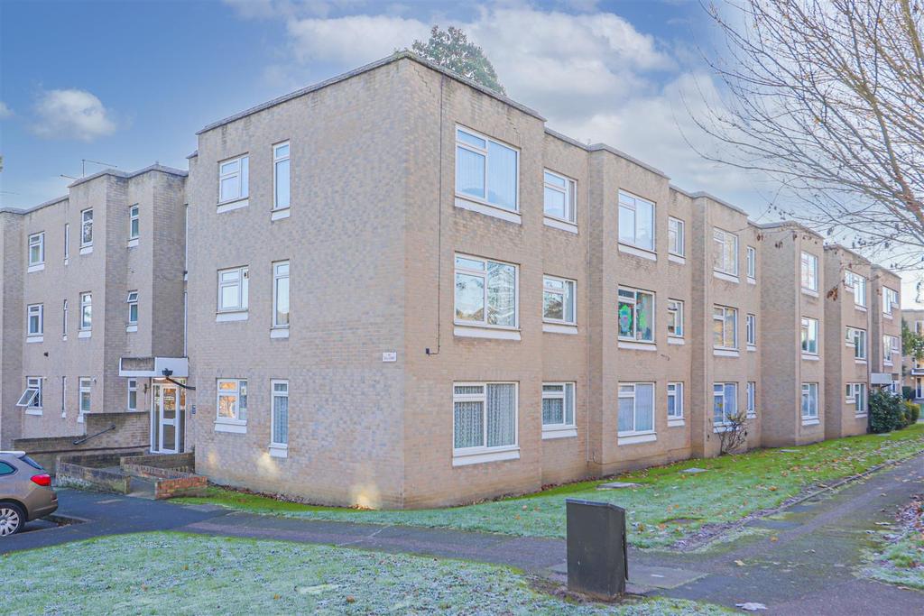 Brunswick Court, Rawdon Drive, Hoddesdon 2 bed apartment £1,175 pcm