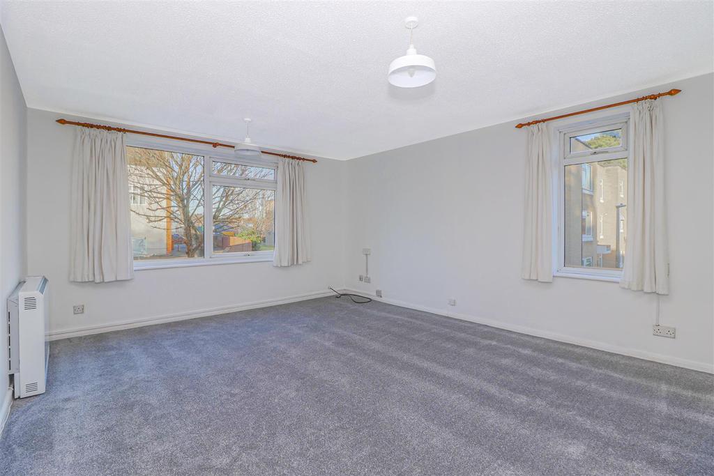 Brunswick Court, Rawdon Drive, Hoddesdon 2 bed apartment £1,175 pcm