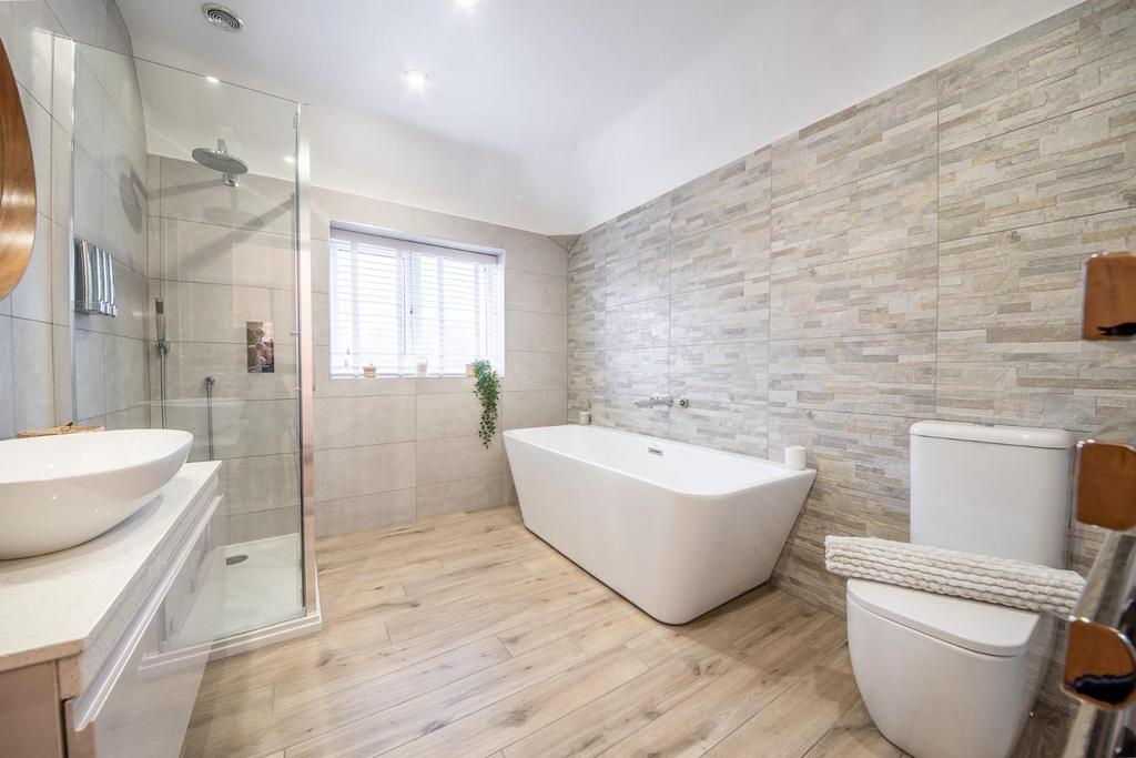 Family bathroom.jpg