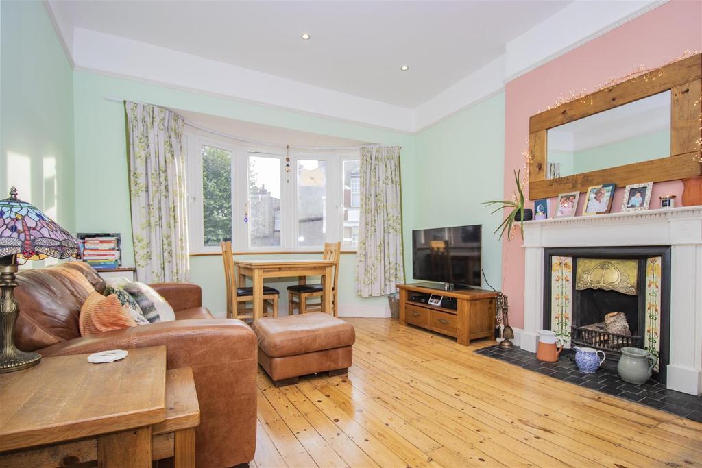 Compton Road, Winchmore Hill, N21 2 bed apartment £1,600 pcm (£369 pw)
