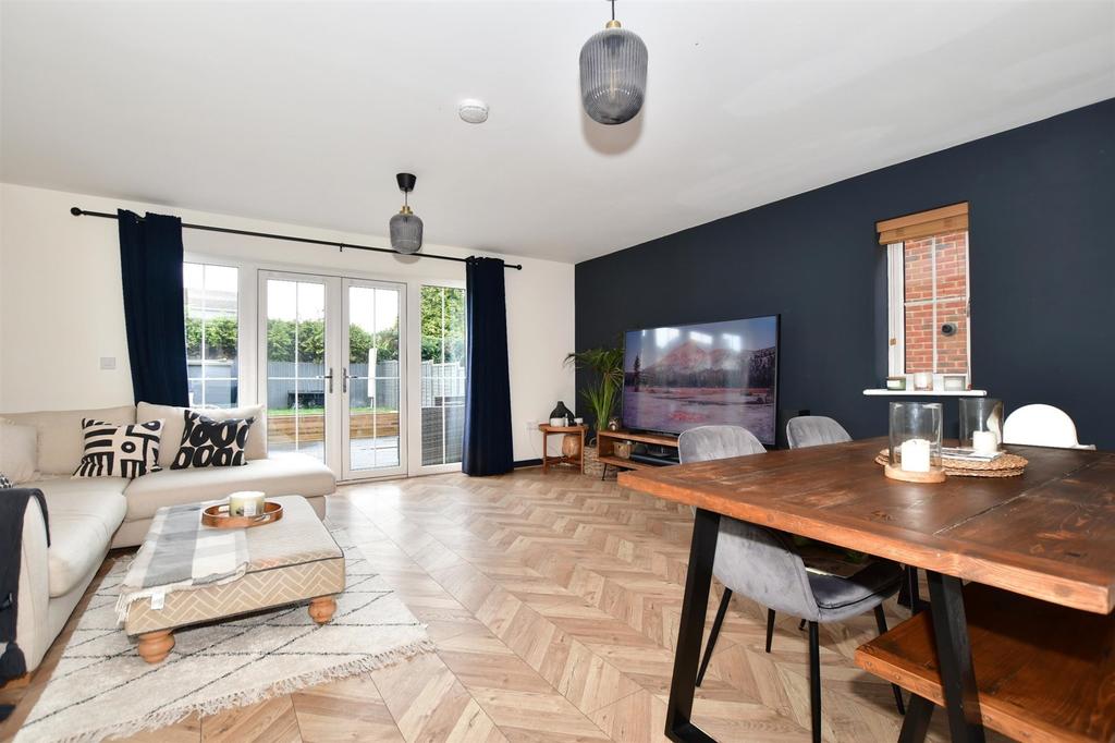 Lasius Drive, Coxheath, Maidstone, Kent 3 bed semidetached house £