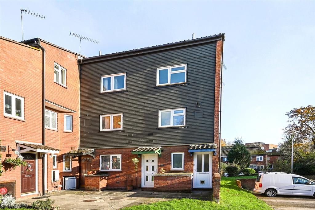 Myrtleside Close, Northwood... 1 bed end of terrace house £1,350 pcm