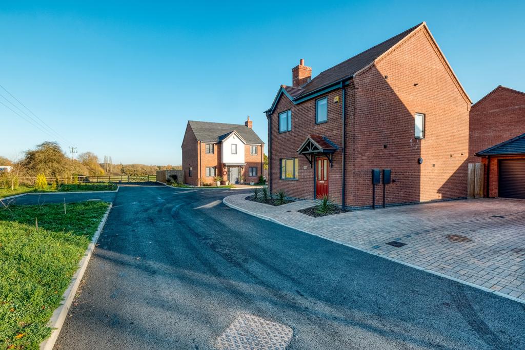 Studley Gate, Studley B80 7FQ 3 bed detached house £340,000