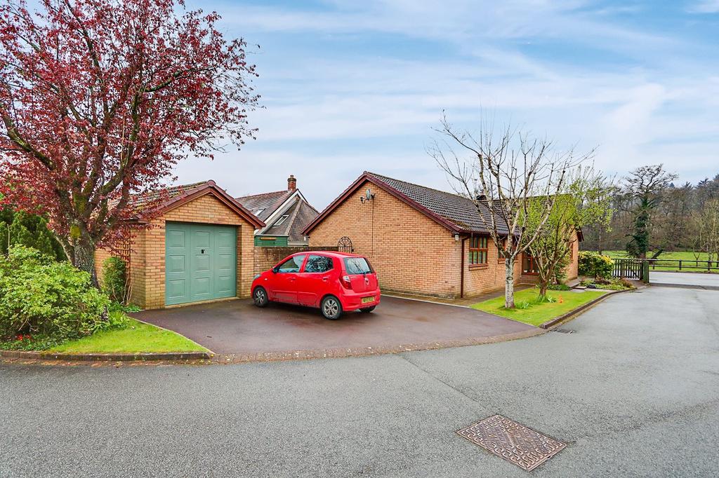 Oaklands Park, Whitecroft, Lydney, Gloucestershire. GL15 4PX 4 bed