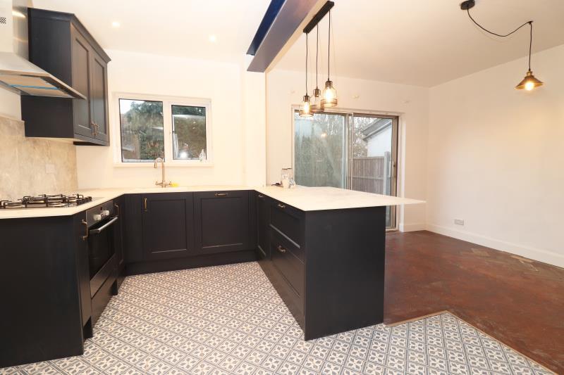 Claremont Road, West Byfleet, KT14 6DZ 3 bed detached house £1,900
