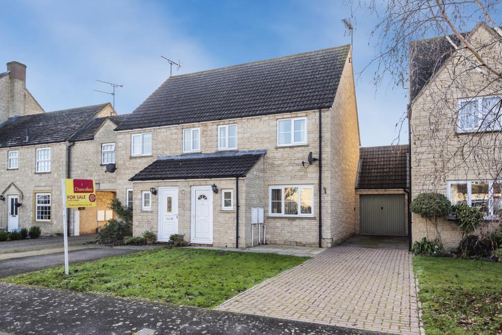 Lechlade, Gloucestershire, GL7 3 bed semidetached house for sale £