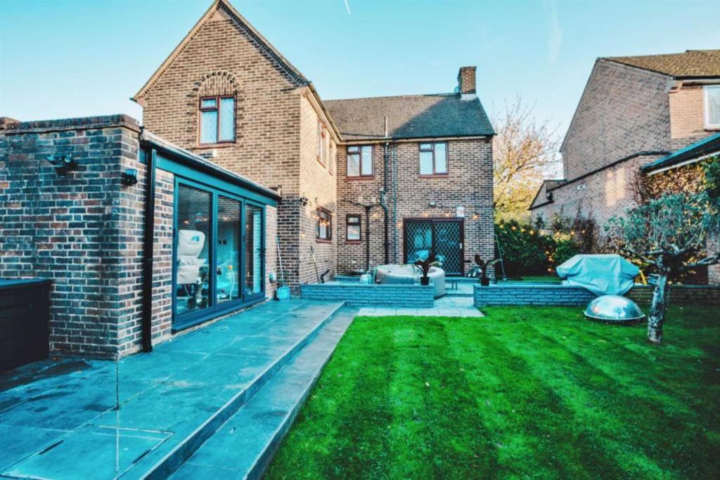 Cleveland Crescent, Borehamwood 4 bed detached house £899,950