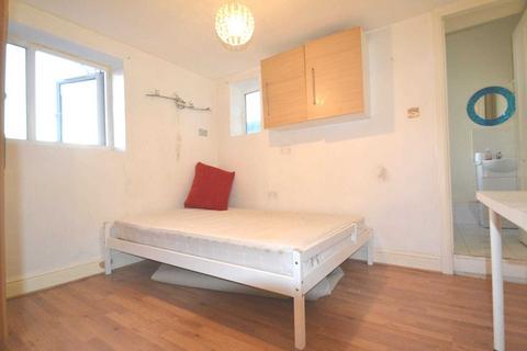 2 bedroom flat to rent, Blackbird Hill, Kingsbury