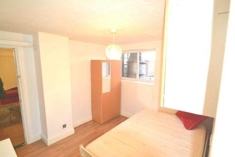 2 bedroom flat to rent, Blackbird Hill, Kingsbury