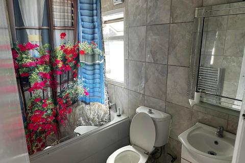 2 bedroom flat to rent, Blackbird Hill, Kingsbury