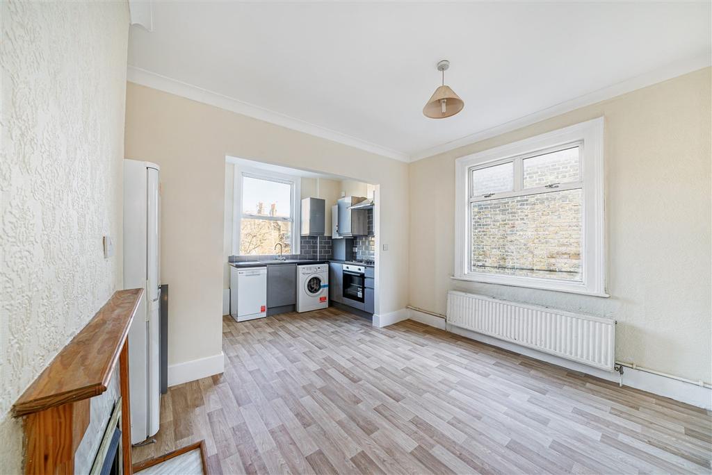 Aylmer Road, Shepherd's Bush W12 2 bed flat £1,950 pcm (£450 pw)