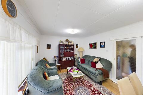 2 bedroom bungalow for sale - Boleyn Drive, Eastcote, Middlesex, HA4