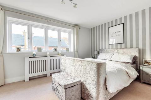 11 Great Barn Crescent, West End, Woking, GU24 9FX