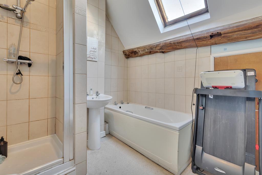 Bathroom   Maisonette