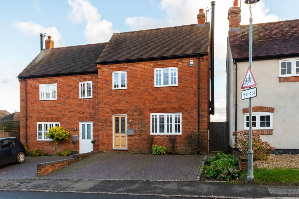 Temple Street, Brill, Aylesbury, Buckinghamshire, HP18 3 bed semi