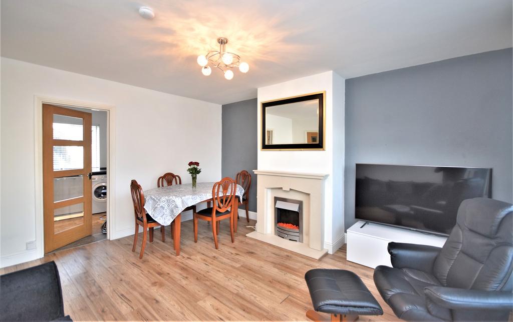Balfour Street, Stirling... 3 bed end of terrace house £850 pcm (£196 pw)
