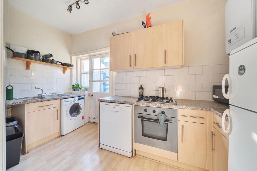 Aristotle Road, Clapham 2 bed flat £575,000