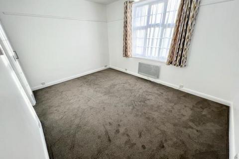 1 bedroom flat to rent, Richmond Court, Richmond Road, Raynes Park , SW20