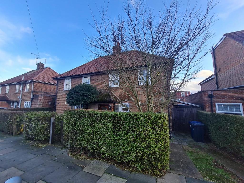 Saxon Drive, West Acton, London, W3 3 bed semidetached house £2,100