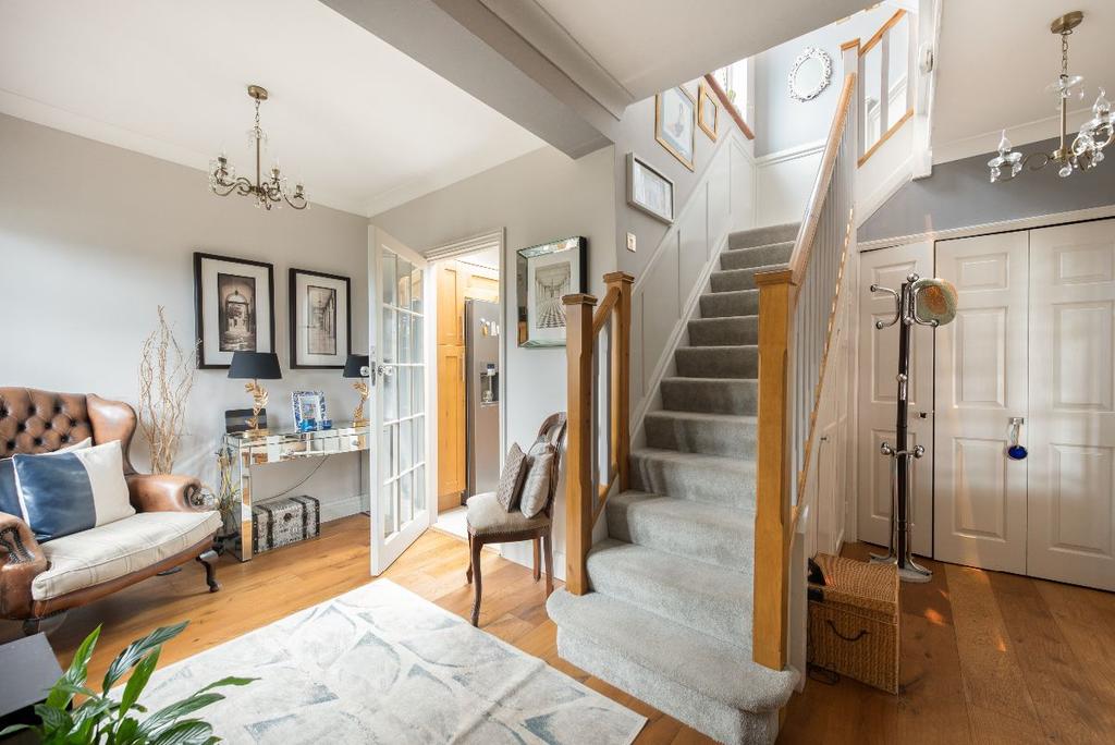 South Lodge Drive, London, N14 5 bed detached house £1,695,000