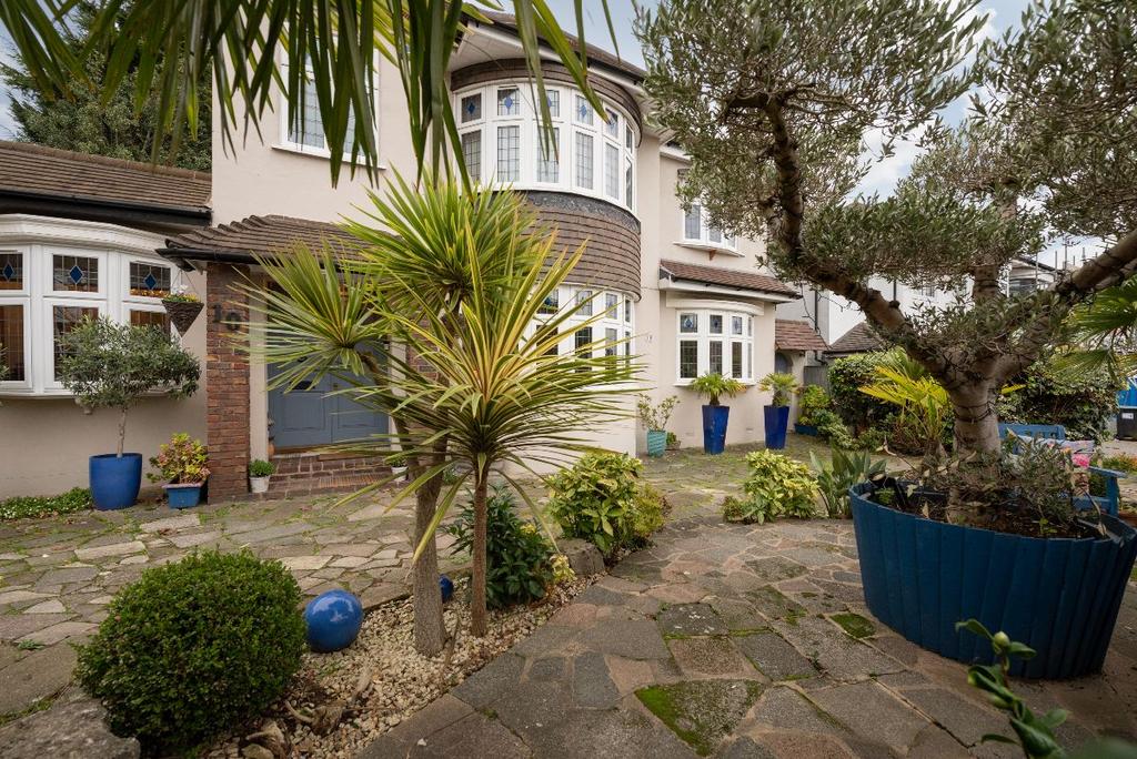 South Lodge Drive, London, N14 5 bed detached house £1,695,000